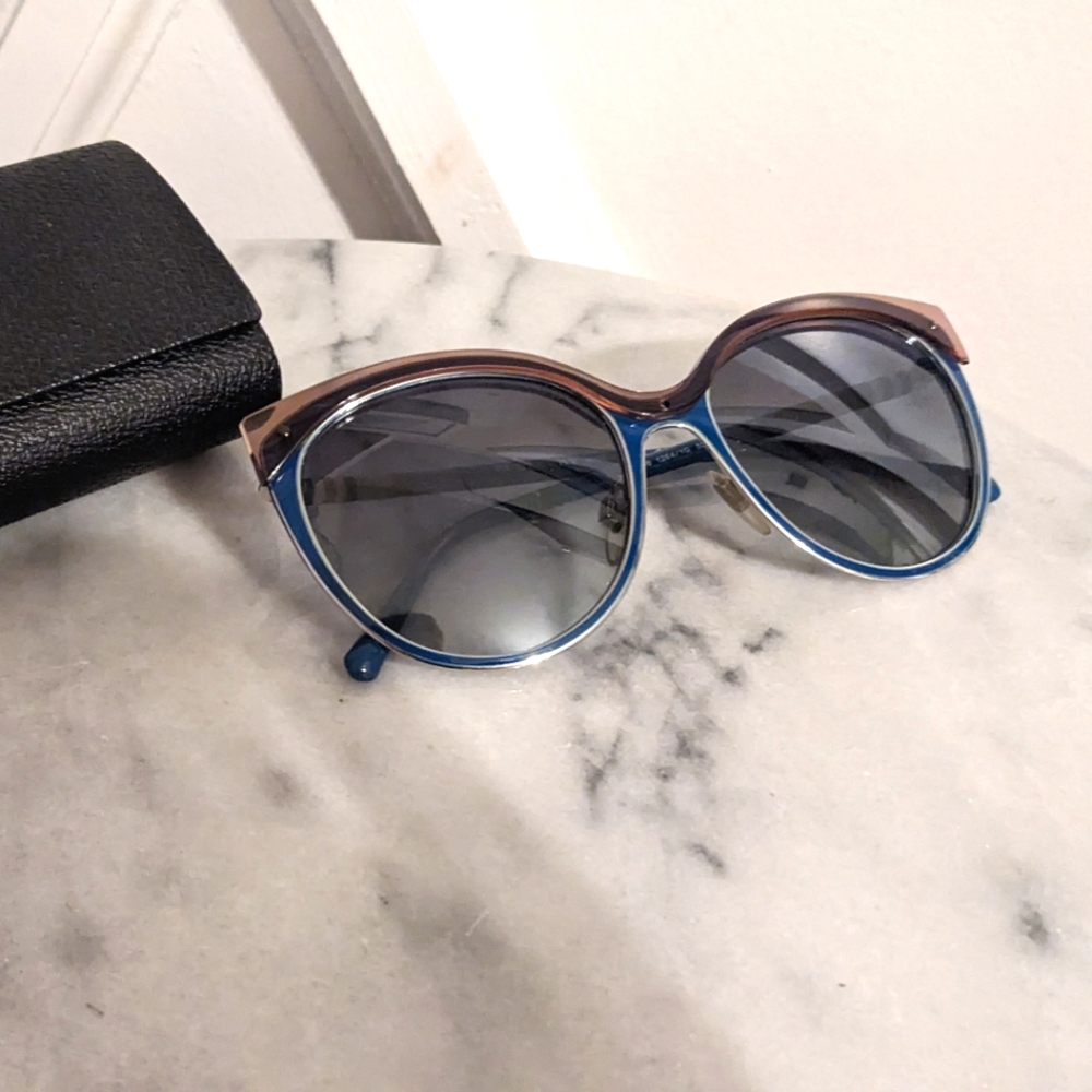 Burberry sunglasses, need repair, case included